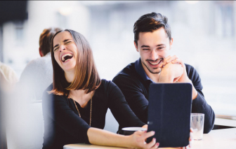 Bất an khi vợ quá thân mật với người khác giới