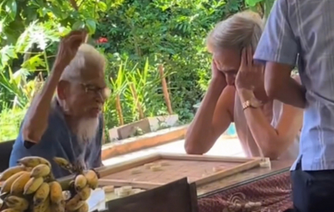 Các cụ ông căng thẳng khi chơi đánh cờ khiến người dùng mạng xã hội cười ngất