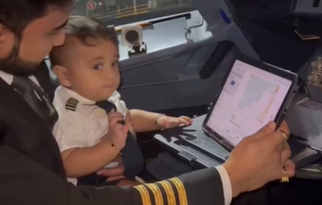 Em bé đi máy bay lần đầu trong đời do chính cha làm phi công