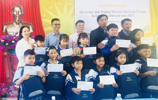 Children of Vietnam tài trợ trao quà hỗ trợ học sinh xã Ô Loan