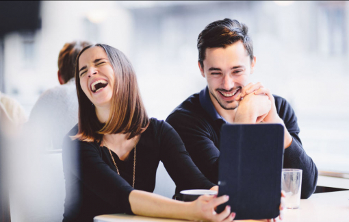 Bất an khi vợ quá thân mật với người khác giới