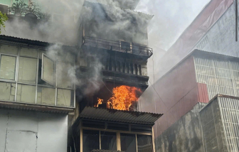 Hà Nội: Cháy nhà dân trên phố Hàng Mã
