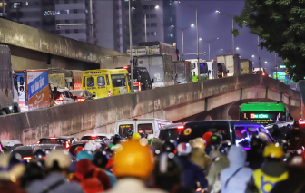 Người dân ùn ùn về quê ăn tết, đường phố Hà Nội đông đúc từ chiều đến tối