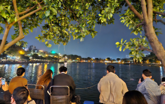 Quán cà phê Hà Nội “hốt bạc” nhờ cho thuê chỗ ngồi ngắm pháo hoa