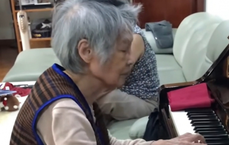 Cụ bà U90 chơi đàn piano điệu nghệ