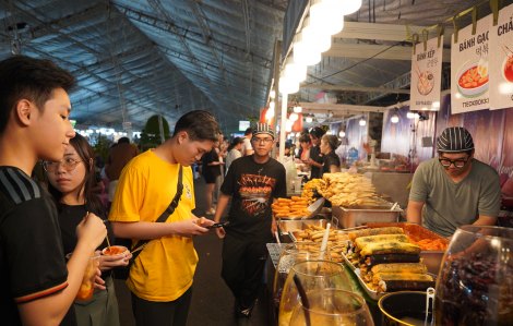 Du khách thích thú trải nghiệm ẩm thực, văn hóa ở Thảo Cầm Viên