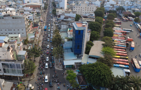 Dòng người vội vã về quê đón năm mới 2026, khu vực bến xe Miền Đông ùn tắc kéo dài