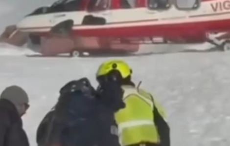 Trực thăng giải cứu cả trăm người ở vùng núi tuyết sau tai nạn cáp treo