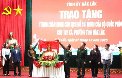 Đắk Lắk trao tặng tượng chân dung Chủ tịch Hồ Chí Minh cho 102 xã, phường