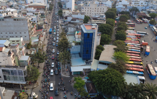Dòng người vội vã về quê đón năm mới 2026, khu vực bến xe Miền Đông ùn tắc kéo dài
