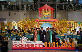 Những vị khách quốc tế đầu tiên xông đất TPHCM