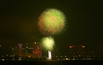 Pháo hoa rực sáng bầu trời Hà Nội trong thời khắc chuyển giao năm mới