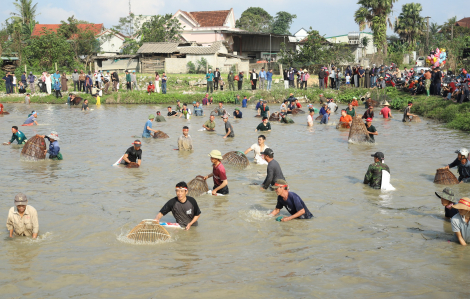 Một người dân tổ chức lễ hội nơm cá sôi nổi đầu năm