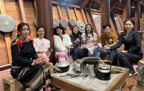 Du khách thích thú trải nghiệm hương vị cao nguyên trong ngày đầu năm ở Đắk Lắk