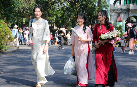 Giới trẻ diện áo Tết đến Thảo Cầm Viên “check in” ngày đầu năm mới 2026