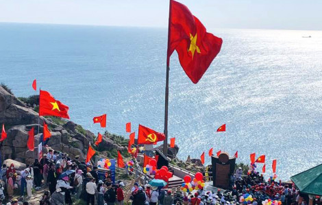 Lễ chào cờ đặc biệt vào năm mới tại nơi đón ánh mặt trời đầu tiên của Việt Nam