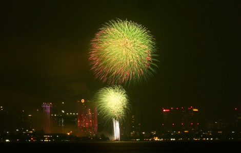 Pháo hoa rực sáng bầu trời Hà Nội trong thời khắc chuyển giao năm mới