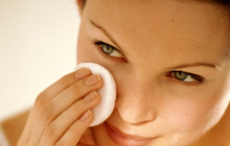 Vì sao siêng tẩy trang vẫn bị nổi mụn?