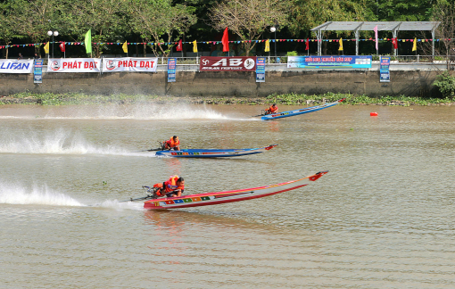 Trao thưởng hơn 150 triệu đồng ở giải đua vỏ Composite Cần Thơ