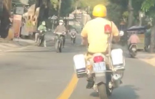 Cán bộ Đội CSGT Rạch Chiếc “mở đường” cho ô tô đưa người dân đến bệnh viện cấp cứu