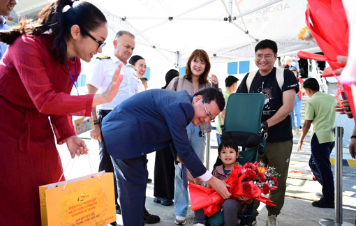 Huế đón những du khách đầu tiên “xông đất” bằng đường hàng hải, hàng không