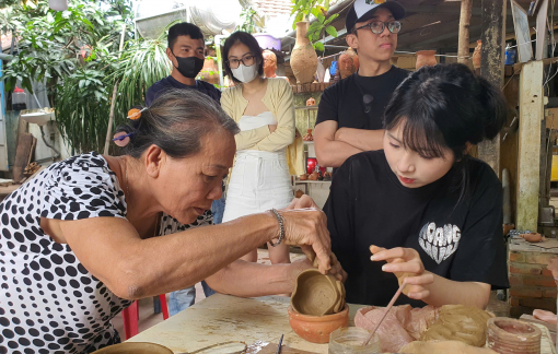 Ngày càng nhiều người trẻ mê mẩn khám phá làng gốm 500 năm tuổi ở Đà Nẵng