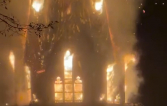 Cháy nhà thờ trăm tuổi ngay ngày đầu năm mới