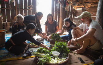 Du khách quốc tế trải nghiệm hành trình làm nên món ăn truyền thống ở buôn làng Ê Đê