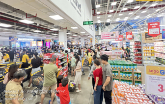 Nghỉ tết, người dân đổ dồn về siêu thị, trung tâm thương mại