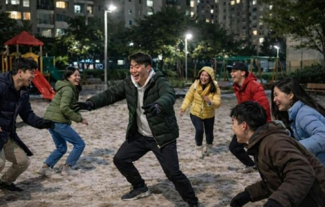 Giới trẻ Hàn Quốc tụ tập chơi trò trẻ em