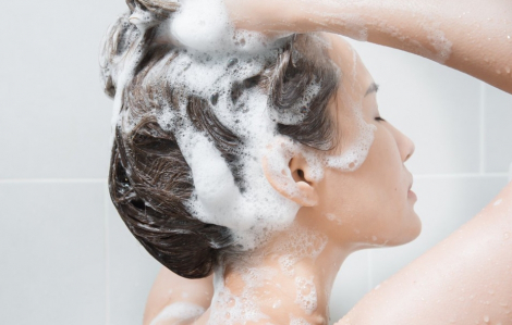 Gội đầu đúng cách: Không dùng nhiều dầu gội mà tóc vẫn sạch và đẹp