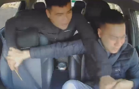 Điều tra vụ tài xế taxi bị hành khách dùng đũa tấn công