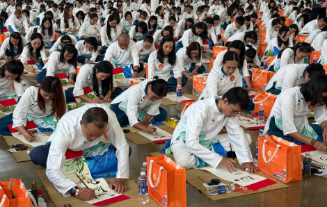 1.000 người viết thư pháp miễn phí cho du khách tại TPHCM