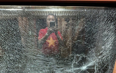 2 thiếu niên ném đá làm vỡ kính tàu hỏa chở khách SE5