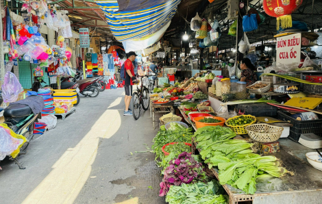 Chợ ngày tết vắng vẻ, rau củ, hải sản... giảm giá