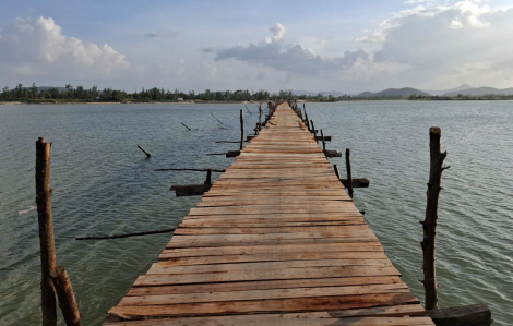 Người dân dựng lại cầu gỗ Ông Cọp dài nhất Việt Nam