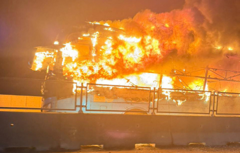 Xe khách cháy dữ dội trên cao tốc, 1 người tử vong