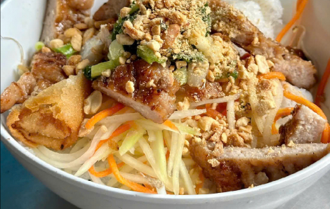 Ăn bún thịt nướng kiểu nam bộ ở quận 11