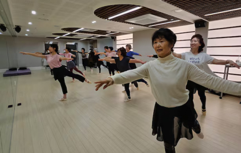 Người cao tuổi Hàn Quốc rủ nhau học múa ba lê