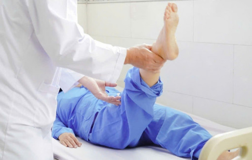 Bị trật khớp háng bẩm sinh, mổ thay khớp nhân tạo được không?