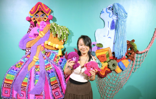 Cô gái trẻ dùng tranh len kể chuyện đời mình