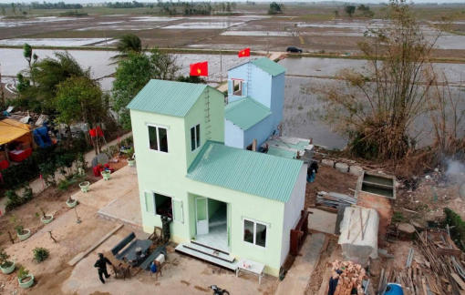 Gần 100 ngôi nhà khang trang, vững vàng trước lũ bạn được bàn giao cho người dân