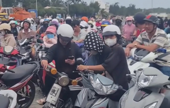 Hàng trăm người dân chờ xăng ở đặc khu Phú Quý