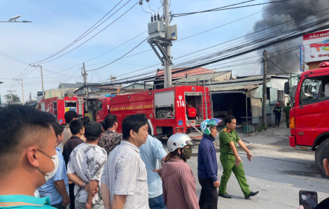 Cháy xưởng mút ở TPHCM, khói lửa cuồn cuộn