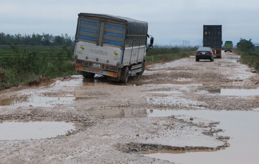 Đường nối Nghệ An và Hà Tĩnh bị cày nát, tài xế bị ám ảnh khi lưu thông
