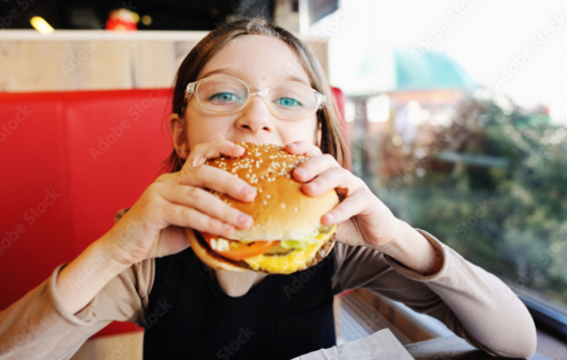 Anh cấm quảng cáo thức ăn nhanh trên truyền hình và trực tuyến