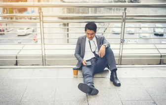 Sợ về nhà vì vợ ra rả nhắc đến tiền