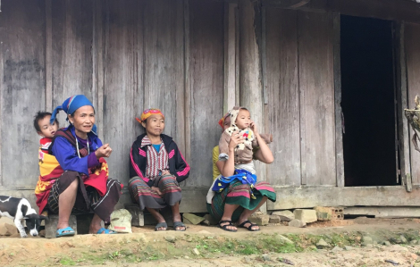 Nghe “chấm điểm công dân số”, nhiều người trong bản thấy lo