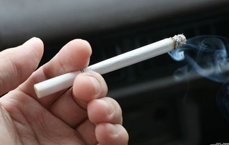 Mỗi ngày hút 1 gói thuốc lá, người đàn ông bị tổn thương phổi nghiêm trọng, đang thở máy