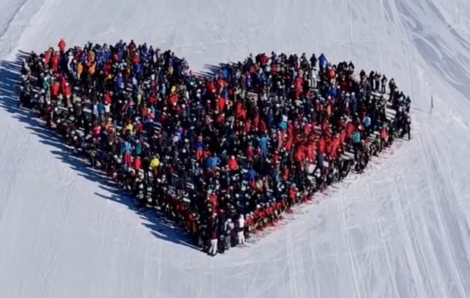 'Trái tim' trên sườn núi tưởng nhớ 40 người không qua khỏi trong vụ nổ ở Thuỵ Sĩ